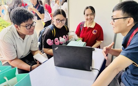 Học sinh phổ thông tham gia ngày hội việc làm ở đại học