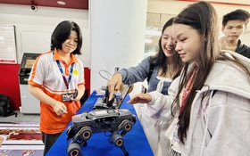 Tân sinh viên hào hứng với robot biết tương tác với người