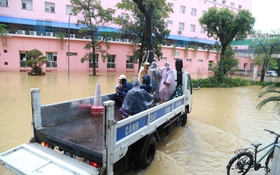 Bệnh viện Trung ương Huế bị cô lập, xe công vụ vượt lũ chở lương thực tiếp ứng