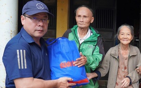 Người dân vùng lũ Huế: 'Nhận nhu yếu phẩm của báo Tuổi Trẻ, thấy ấm lòng vô cùng'