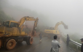 Mưa tầm tã, đèo Đại Ninh sạt lở, quốc lộ 28B nối Phan Thiết với Đà Lạt ách tắc