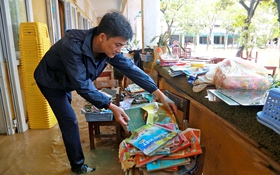 Sách vở, bàn ghế ngập bùn sau lụt, thầy trò ở Huế tất bật dọn trường