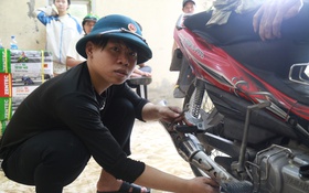 Bạn trẻ ngày đêm giúp sửa xe máy miễn phí cho bà con vùng lũ Huế