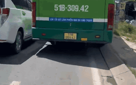 Đình chỉ tài xế xe buýt chạy nửa xe trên vỉa hè