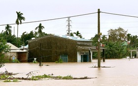 Đến sáng nay, đường nào chưa thông, vùng lũ nào ở miền Trung mất điện?