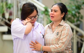 Sợ con mặc cảm ở lễ học bổng, mẹ dắt con từ Tây Ninh lên TP.HCM 'cảm ơn con ra đời, làm con mẹ'