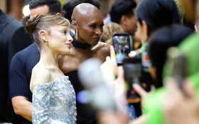 Ariana Grande gặp sự cố bất ngờ trên thảm vàng phim Wicked