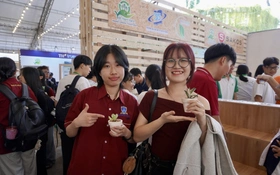 Sinh viên Trường đại học Mở TP.HCM giải mã ký hiệu nhựa tại Ngày hội Việt Nam Xanh