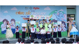 Học sinh Trường THCS Long Thọ, Đồng Nai 'hỏi xoáy đáp xoay' cùng nhà khoa học