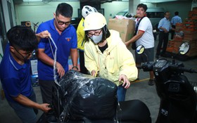 Người dân TP.HCM nườm nượp đem quần áo, nhu yếu phẩm gửi hỗ trợ đồng bào vùng lũ