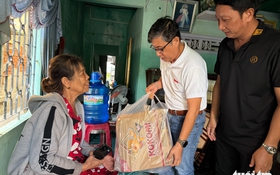 Tuổi Trẻ tiếp tục trao 100 phần quà khẩn cấp cho rốn lũ Đông Hòa