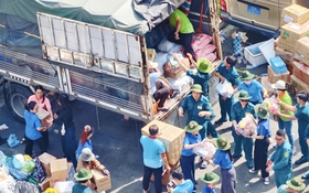 'Thấy mọi người cùng hướng về đồng bào vùng lũ, mình không còn thấy mệt nữa'