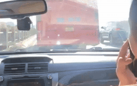 Cảnh sát liên tục ra tín hiệu, lái xe khách vẫn không nhường đường cho đoàn xe ưu tiên