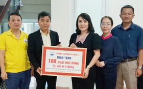 Trường cao đẳng tặng 6 tỉ đồng học bổng cho học sinh vùng lũ
