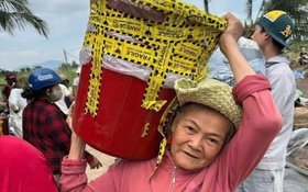 Người Huế gửi thùng cứu trợ kiểu 'túi mù', bà con vùng lũ mở ra cười mà rưng rưng