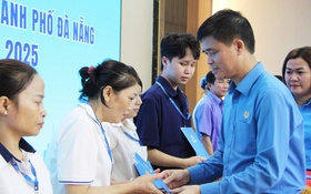 Tổng liên đoàn Lao động Việt Nam, báo Tuổi Trẻ trao 1 tỉ đồng hỗ trợ công nhân Đà Nẵng sau lũ