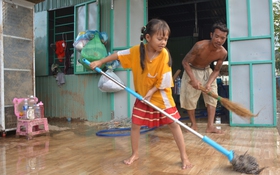 Người dân Tuy Phong gượng dậy sau trận ‘bom nước’ càn quét