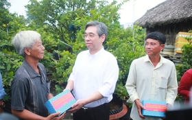 Phó bí thư Thành ủy TP.HCM Nguyễn Phước Lộc động viên nông dân làng mai vàng Bình Lợi