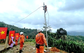 Nỗ lực kéo điện lên núi Ngọc Linh phục vụ đồng bào Ca Dong trước thềm năm mới 2026