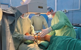 Bệnh viện Nhi đồng 2 kéo dài chi thành công cho một bé trai 13 tuổi