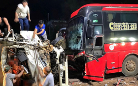 Bị xe khách lấn làn tông trực diện, vợ chồng tài xế xe tải bị thương, kẹt trong ca bin