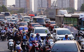 Người dân rời TP.HCM về quê nghỉ Tết dương lịch 2026, các cửa ngõ ùn ứ xe cộ