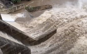 Hồ Lòng Sông xả lũ kỷ lục, nhấn chìm hơn chục ghe cá ở cửa biển