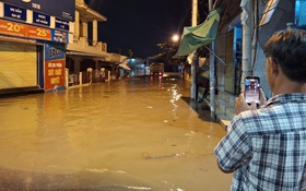 Nước lũ vùng cửa biển Bình Thuận cũ dâng cao, quốc lộ 1 phong tỏa trong đêm