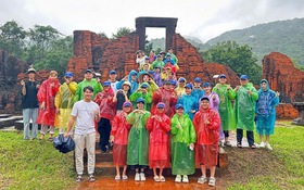 Trường 'cân não' tổ chức cho sinh viên đi thực tế khi mưa lũ phức tạp