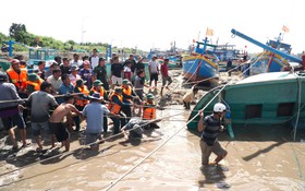 Ngư dân xót xa trục vớt tàu cá chìm ở cửa biển Liên Hương sau lũ
