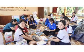 Thầy trò Trường THCS Hoa Lư gửi quà đến bạn bè Khánh Hòa