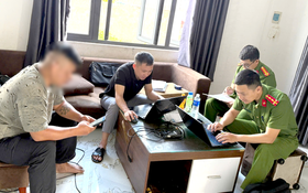 Hai bé gái bị xích chân đã được đưa về bên ngoại