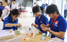 Học sinh Đà Nẵng sáng tạo mô hình nhà chống thiên tai, bão lũ