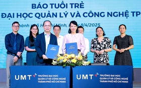 Sinh viên Trường đại học Quản lý và Công nghệ TP.HCM học tại báo Tuổi Trẻ