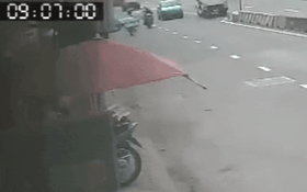 Xe tải bất ngờ lật ngang ở TP.HCM, hai người đi xe máy thoát nạn trong tích tắc