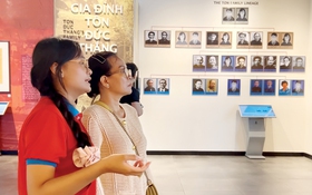 Chiến sĩ Hoa phượng đỏ làm thuyết minh viên bảo tàng