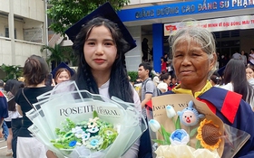 Nữ sinh sư phạm bỗng nổi tiếng vì clip mặc áo tốt nghiệp cho mẹ