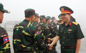 Đón đoàn cán bộ, chiến sĩ Quân đội Lào sang tham gia diễu binh, diễu hành