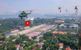 Ngắm 10 chiếc trực thăng lần đầu kéo cờ bay qua Ba Đình