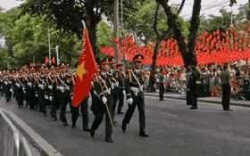 Người dân hát vang chờ đoàn diễu binh