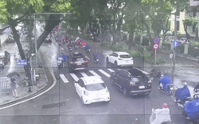 Cây cổ thụ đổ xuống phố Hà Nội đè trúng 2 ô tô, khuyến cáo người dân cẩn thận khi ra đường