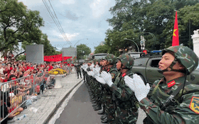 Chiến sĩ hát vang, giao lưu cùng người dân trước giờ sơ duyệt diễu binh
