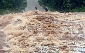 Mưa lớn suốt đêm, Quảng Trị chia cắt nhiều nơi, cảnh báo lũ quét, sạt lở đất