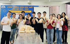 100 ổ bánh mì yêu thương của học trò Trường THPT Nguyễn An Ninh