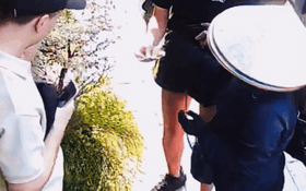 Một người đàn ông ngăn vụ khách Tây bị 'chặt chém' chiếc nón lá giá 850.000 đồng