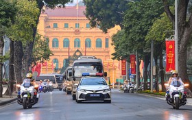 Khen thưởng cảnh sát giao thông dẫn đoàn thông suốt tại Đại hội Đảng XIV