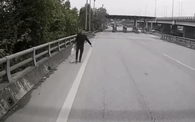 Người đàn ông nhặt được bao tải chứa 1 tỉ đồng ở lối vào cao tốc