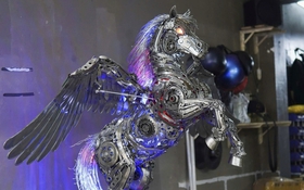 'Biến' linh kiện xe cũ thành mô hình ngựa giá chục triệu  đồng trang trí Tết Bính Ngọ