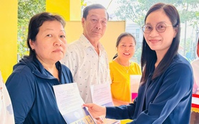 Xã Bình Chánh, TP.HCM trao thông báo và tặng biển số nhà cho 4.000 hộ dân