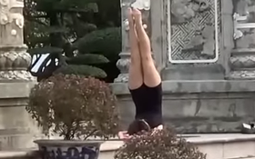 Tập yoga 'trồng cây chuối' phản cảm trước cổng chùa: Sẽ nhắc khách mặc kín đáo khi vào chùa
